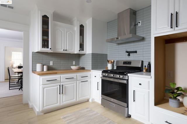 3508 Lyon Ave, Oakland CA: https://media.crmls.org/mediaz/ed2715a7-efae-42c2-b9ae-d0810d80328f.jpg