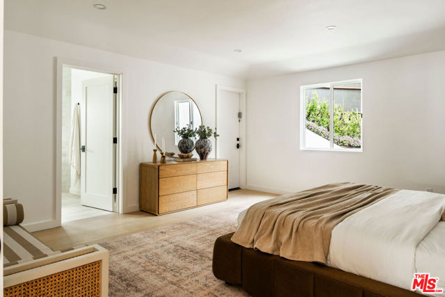 8819 Evanview Drive, Los Angeles CA: https://media.crmls.org/mediaz/ed27da69-2cec-4604-a72c-2e18f8958a60.jpg