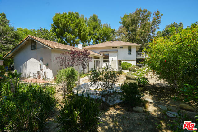19616 Pine Valley Avenue, Porter Ranch CA: https://media.crmls.org/mediaz/ed287512-ce01-45bc-a1db-940c8e999e4d.jpg