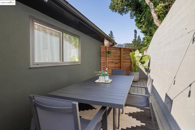 5646 Thornhill Dr, Oakland CA: https://media.crmls.org/mediaz/ed28872a-c3e0-4473-b5b9-a1694ebdc34a.jpg