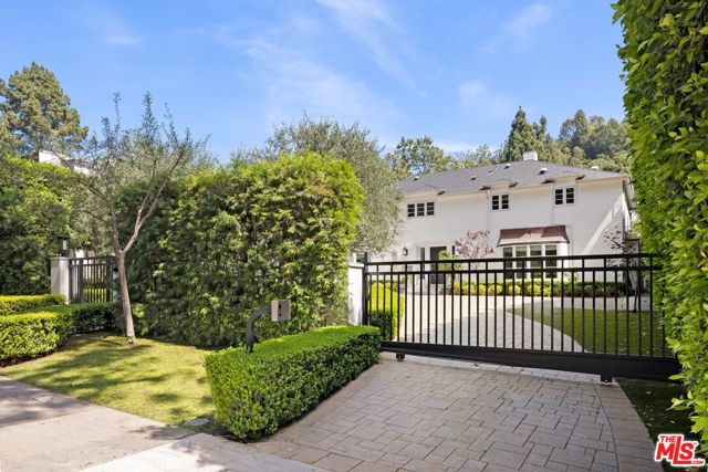 1214 Coldwater Canyon Drive, Beverly Hills CA: https://media.crmls.org/mediaz/ed2904bc-2c0d-4f16-a0db-235adaa4d090.jpg