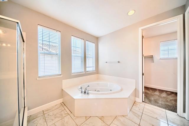 1069 Dry Creek Ct, Lathrop CA: https://media.crmls.org/mediaz/ed2b4429-5193-4f74-9951-288e1fed906c.jpg