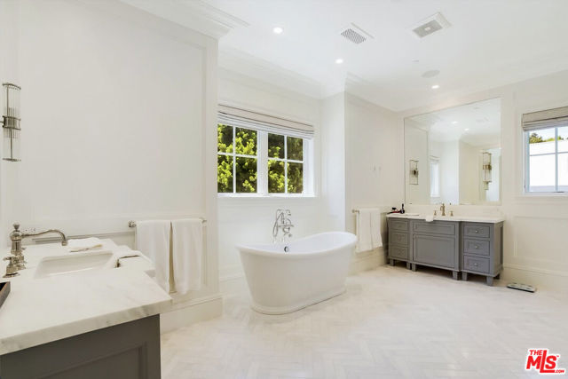1943 Mandeville Canyon Road, Los Angeles CA: https://media.crmls.org/mediaz/ed2bd481-1309-414d-9401-53c2cece5478.jpg
