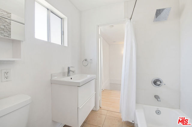 1239 S Orange Drive, Los Angeles CA: https://media.crmls.org/mediaz/ed2c0e3d-8200-4065-a732-7b4a0ba1be46.jpg