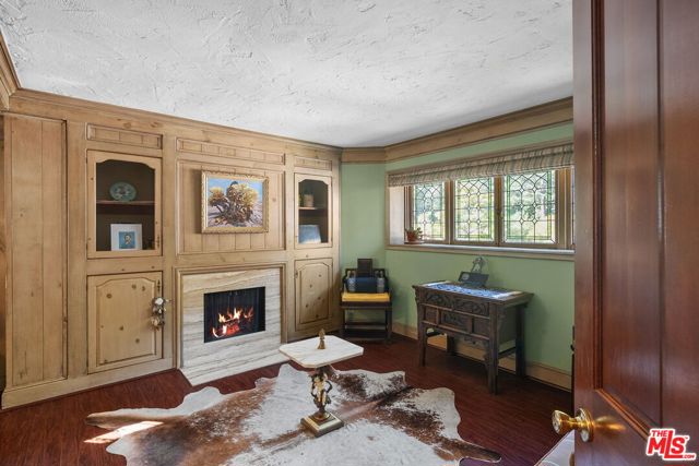 1610 N Beverly Drive, Beverly Hills CA: https://media.crmls.org/mediaz/ed2cc84d-a3a9-468c-bfd7-94b0b11a820d.jpg