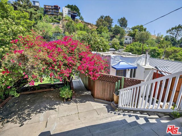 2565 Glen Green Street, Los Angeles CA: https://media.crmls.org/mediaz/ed2cd876-bbe2-4313-a769-281e6844ee7e.jpg