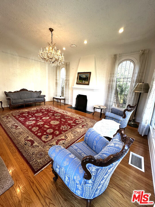 10736 Ashton Avenue, Los Angeles CA: https://media.crmls.org/mediaz/ed2cf33a-8945-4652-a9bc-8ab4ce981122.jpg