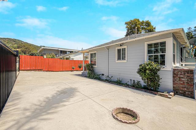 6133 Seminary Ave, Oakland CA: https://media.crmls.org/mediaz/ed2d3021-19fd-4ccc-bfa4-58c0dd00850d.jpg