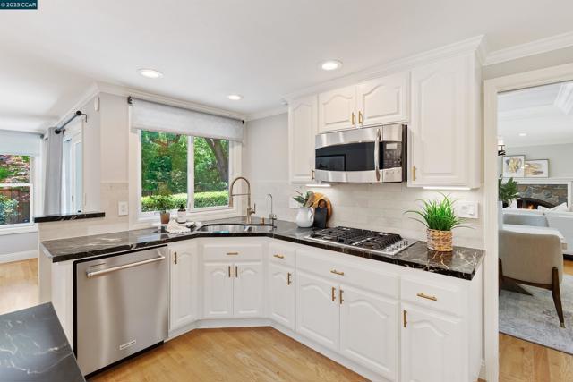 2140 Hidden Oak Dr, Danville CA: https://media.crmls.org/mediaz/ed2d4d07-e1e4-43ca-a815-707ad90fba87.jpg