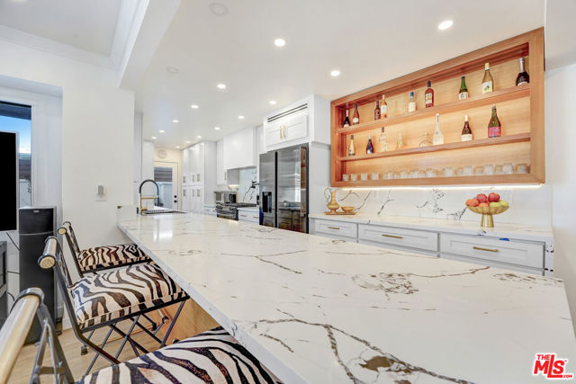 6409 Graves Avenue, Lake Balboa CA: https://media.crmls.org/mediaz/ed2d61ee-65f6-417b-9c11-8e6cf866d165.jpg