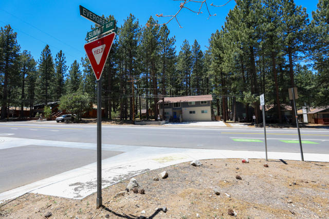 689 Summit Boulevard, Big Bear CA: https://media.crmls.org/mediaz/ed2deb5c-4d25-4413-89d3-6a7a6e38535b.jpg