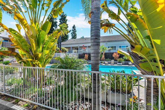 8536 Via Mallorca, La Jolla CA: https://media.crmls.org/mediaz/ed2e6abc-98c3-4a55-836e-071052237cff.jpg