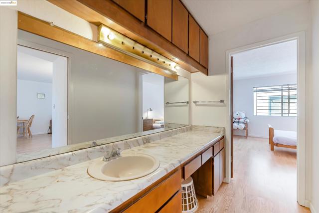 567 Oakland Ave, Oakland CA: https://media.crmls.org/mediaz/ed2eac3c-95b4-47a4-9071-0a01317b5162.jpg