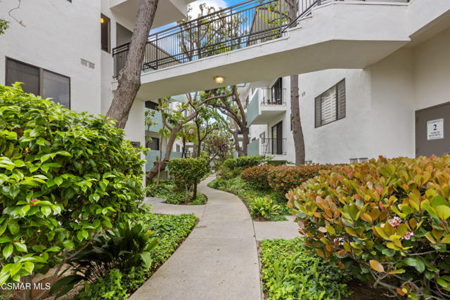 5000 S Centinela Avenue, Los Angeles CA: https://media.crmls.org/mediaz/ed2f1bd2-570c-40a6-96a1-386e7d101107.jpg