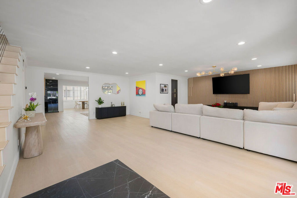 5315 Yarmouth Avenue #104
