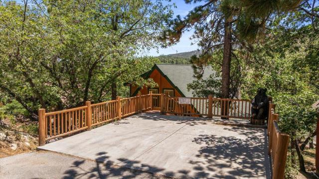 1351 Balsam Drive, Big Bear CA: https://media.crmls.org/mediaz/ed2f8a28-00a6-4307-9937-694260c45b7e.jpg