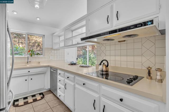 2690 Doidge Ave, Pinole CA: https://media.crmls.org/mediaz/ed30ad9f-998b-47bf-9587-58fac3b3d529.jpg