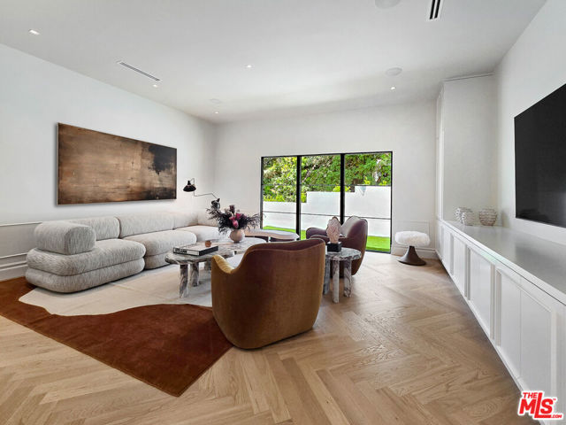 2288 Coldwater Canyon Drive, Beverly Hills CA: https://media.crmls.org/mediaz/ed31f9bf-fd43-4cbf-9fad-022d28ec9f38.jpg
