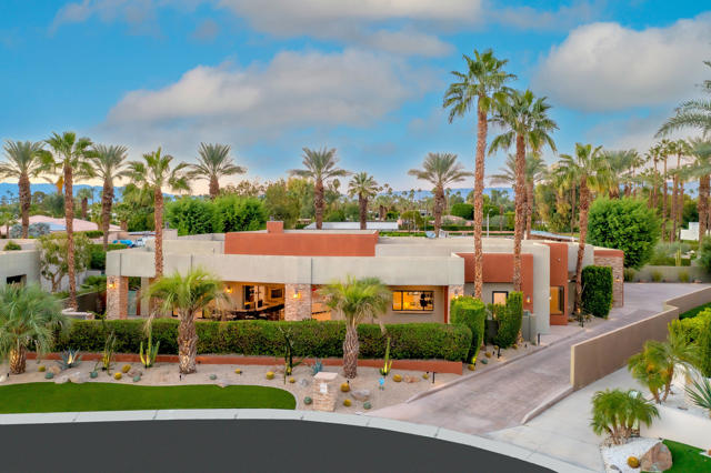 15 Sun Ridge Circle, Rancho Mirage CA: https://media.crmls.org/mediaz/ed31fcff-8beb-45e8-bf7d-8fff809bc432.jpg