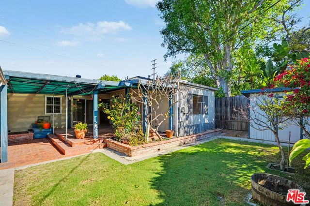 1314 Palms Boulevard, Venice CA: https://media.crmls.org/mediaz/ed327c79-1d3a-4d03-b782-a3a66ddd513a.jpg