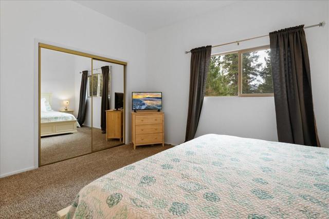38634 N Shore Drive, Fawnskin CA: https://media.crmls.org/mediaz/ed32eb0a-7e13-4d4e-b4de-c83ff23f884b.jpg