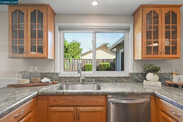 940 Lexington Pl, San Ramon CA: https://media.crmls.org/mediaz/ed3341c3-2f91-49f1-8034-377b107850d8.jpg