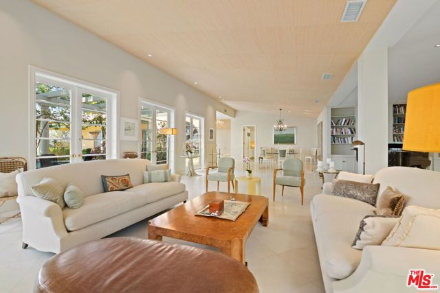 1634 Gilcrest Drive, Beverly Hills CA: https://media.crmls.org/mediaz/ed33533c-bc8f-43eb-ac43-90c32d7c7b71.jpg
