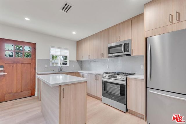 6915 Encino Avenue, Van Nuys CA: https://media.crmls.org/mediaz/ed340da7-d01a-46c3-bc30-5ab84b56aa64.jpg