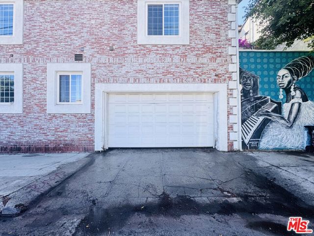 2225 N Cahuenga Boulevard, Los Angeles CA: https://media.crmls.org/mediaz/ed358a64-b826-46d5-a61f-946d3fa52d22.jpg