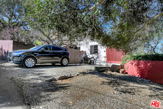 19805 Valley View Drive, Topanga CA: https://media.crmls.org/mediaz/ed36bf84-3024-4d3d-9287-17a03d7e33ee.jpg