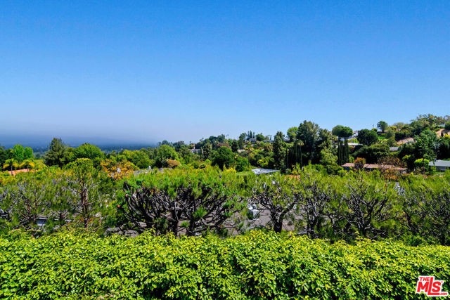 17237 Quesan Place, Encino CA: https://media.crmls.org/mediaz/ed36e38a-f842-445e-b27a-92540c236780.jpg