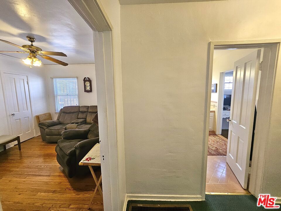 https://media.crmls.org/mediaz/ed36ef63-22dc-452c-a02c-e9d7d0bf343d.jpg?preset=X-Large