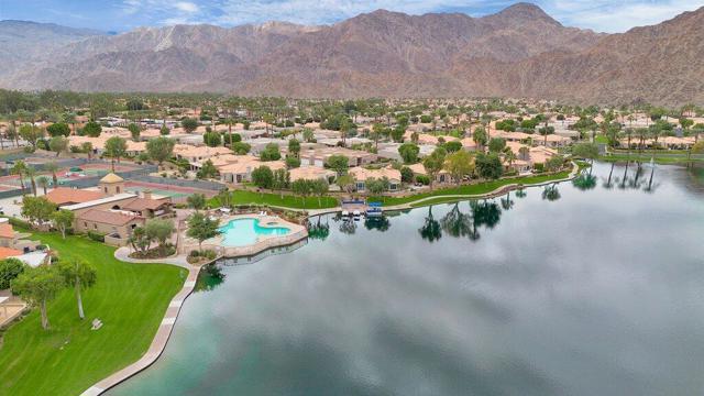 48135 Vista Cielo, La Quinta CA: https://media.crmls.org/mediaz/ed38ac70-f8c4-4145-a883-7736bd2fb652.jpg