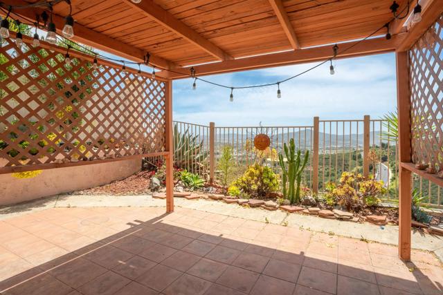 2133 View Crest Glen, Escondido CA: https://media.crmls.org/mediaz/ed38acf5-1b1a-452d-82c0-d92c13119263.jpg