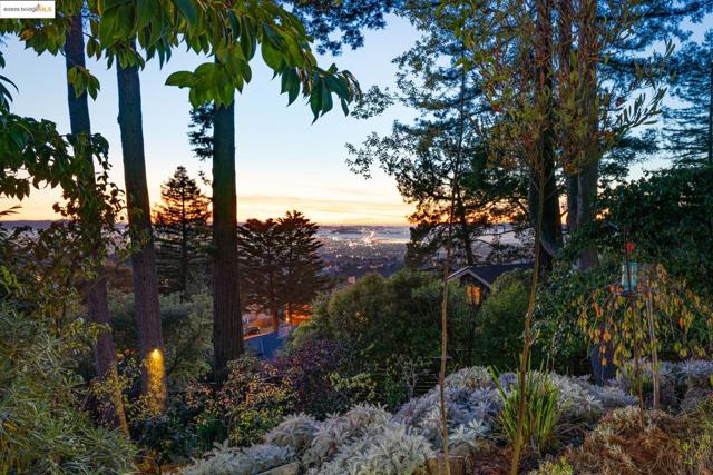 6141 Merriewood Dr, Oakland CA: https://media.crmls.org/mediaz/ed38c1b3-878e-4478-bf71-40a0fb08c704.jpg