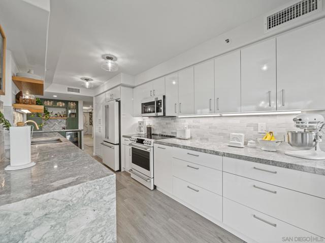 1750 Avenida Del Mundo, Coronado CA: https://media.crmls.org/mediaz/ed39afef-8b53-4ebb-88bc-21e5dbc05ed1.jpg