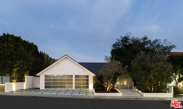 2612 Wallingford Drive, Beverly Hills CA: https://media.crmls.org/mediaz/ed39e46d-d9f2-43fb-8973-e7ec036f3a16.jpg