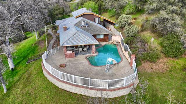 40835 Big Oak Flat Road, Oakhurst CA: https://media.crmls.org/mediaz/ed3add15-a76d-4444-9e55-bf423da56619.jpg