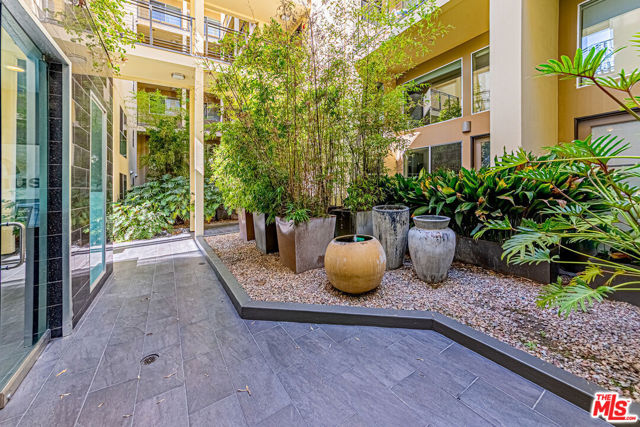 600 S Ridgeley Drive, Los Angeles CA: https://media.crmls.org/mediaz/ed3b6738-2735-405a-9277-5d37a2e59cf6.jpg