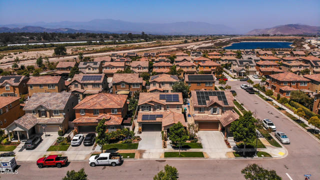 665 Tiber River Way, Oxnard CA: https://media.crmls.org/mediaz/ed3cb45c-4b5d-4949-8aaa-b9c5a564fc94.jpg