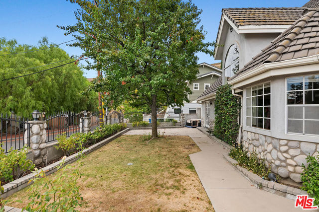 28376 Laura La Plante Drive photo 4