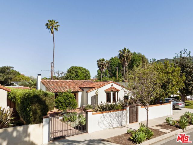 112 N Valley Street, Burbank CA: https://media.crmls.org/mediaz/ed3fa4ea-e525-4257-b000-20ebbf765e82.jpg