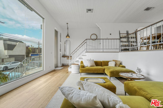 657 Mildred Avenue, Venice CA: https://media.crmls.org/mediaz/ed3fbc70-6c79-4b7f-aa73-8c06d9901488.jpg