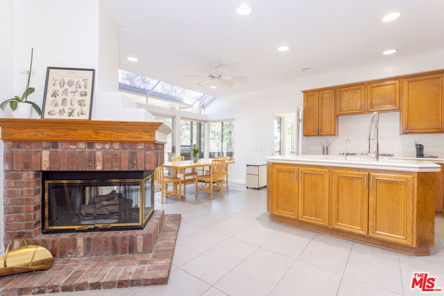 27350 Landon Place, Valencia CA: https://media.crmls.org/mediaz/ed4017e5-e687-41e4-af6a-d8a832822472.jpg