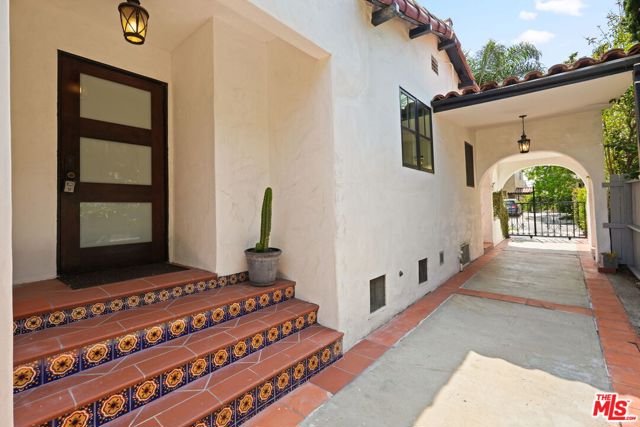 1618 S Durango Avenue, Los Angeles CA: https://media.crmls.org/mediaz/ed40ccc0-0137-45a0-b478-8d059c94f10f.jpg