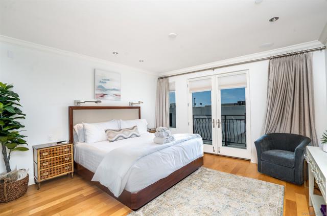 1000 Genter St, La Jolla CA: https://media.crmls.org/mediaz/ed40f108-e052-4b29-92aa-af4e60b7ef0b.jpg