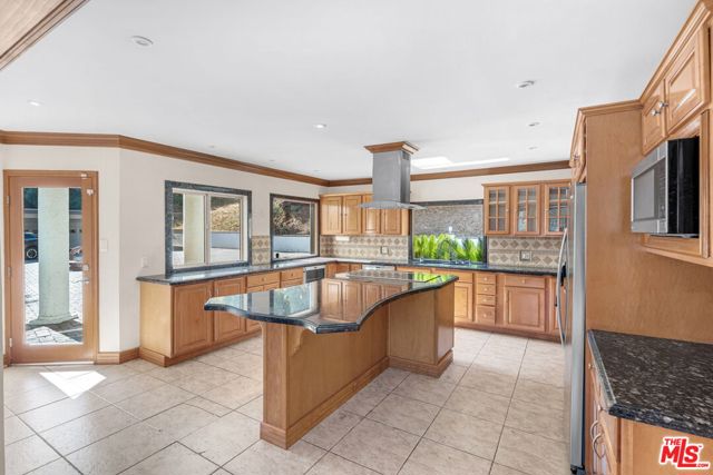 3200 Oakley Drive, Los Angeles CA: https://media.crmls.org/mediaz/ed41ed10-bf8d-4206-89d1-b7afa2fef7fe.jpg