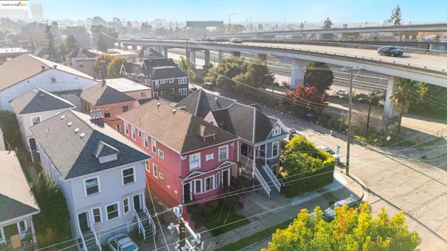 553 34Th St, Oakland CA: https://media.crmls.org/mediaz/ed4292f3-4d1d-43da-8574-a16bc15f1b74.jpg