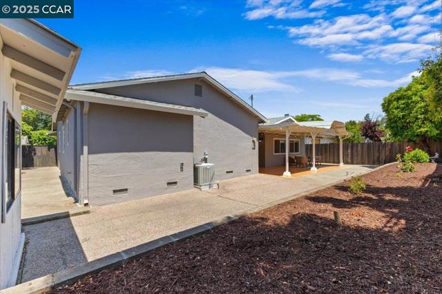 1578 Dianda Dr, Concord CA: https://media.crmls.org/mediaz/ed4336e8-e874-43e7-a65a-4555dc4fd1a8.jpg