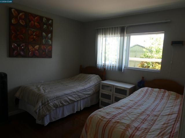 Image 19 of 43 For 2908 Sargent Ave